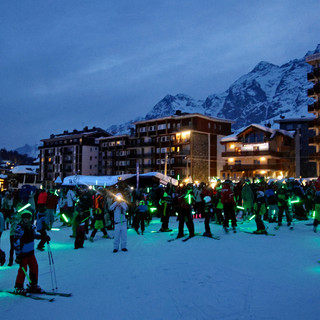 In più di 500 alla Fiaccolata per la vita per la ricerca sul cancro