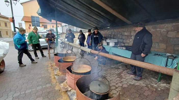 A Casapinta, oggi la tradizionale fagiolata degli Alpini FOTO Claudio Nicola