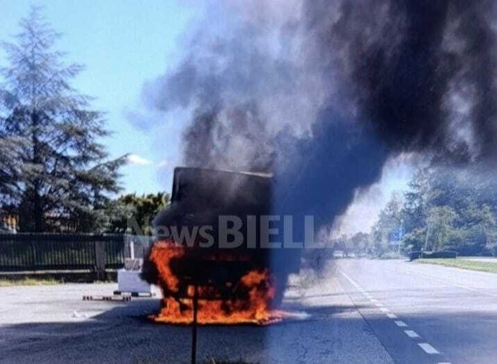 Masserano, furgone avvolto dalle fiamme: traffico rallentato all’uscita della Superstrada (foto di Mattia Baù per newsbiella.it) Masserano, furgone avvolto dalle fiamme: traffico rallentato all’uscita della Superstrada (foto di Mattia Baù per newsbiella.it)