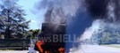 Masserano, furgone avvolto dalle fiamme: traffico rallentato all’uscita della Superstrada (foto di Mattia Baù per newsbiella.it)