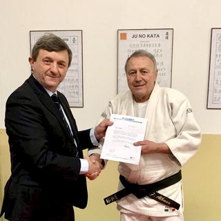 Nella folto il responsabile del settore ju-jitsu Gianfranco Bottasso mentre consegna la benemerenza al maestro Albano Nella folto il responsabile del settore ju-jitsu Gianfranco Bottasso mentre consegna la benemerenza al maestro Albano