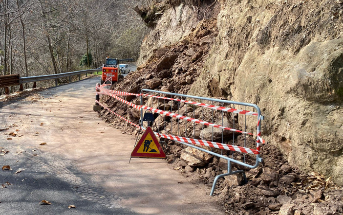Sagliano, frana e detriti sulla strada: al via intervento urgente su via Grosso per Oneglie Sagliano, frana e detriti sulla strada: al via intervento urgente su via Grosso per Oneglie