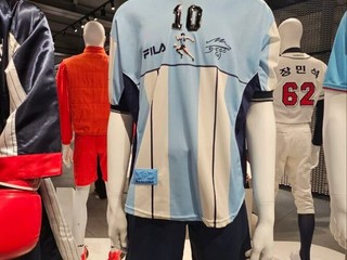 FILA inaugura il suo Brand Experience Center: un “ritorno a casa” strategico nella storica sede di Biella che unisce heritage e futuro FOTO