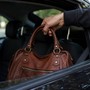 Pensionata derubata della borsa vicino al cimitero di Pralungo, il raggiro del mazzo di chiavi colpisce ancora (foto di repertorio) Pensionata derubata della borsa vicino al cimitero di Pralungo, il raggiro del mazzo di chiavi colpisce ancora (foto di repertorio)