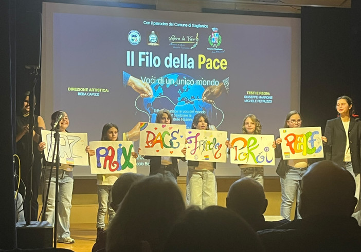 Arte, musica e poesia: trionfo di emozione a Gaglianico per “Il filo della pace” Arte, musica e poesia: trionfo di emozione a Gaglianico per “Il filo della pace”