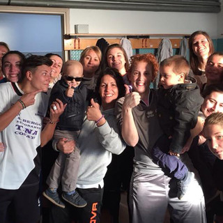 Il piccolo Francy Nisticò coccolato dalla ragazze della Biellese