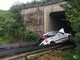 Il recupero della Fiat Panda piombata nel canale sotto la superstrada. Volo da oltre 6 metri. VIDEO