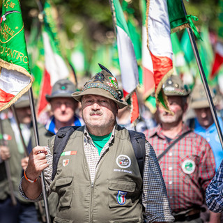 Pollone ricorda gli Alpini: Fotoclub Biella inaugura la mostra “Vivere l’Adunata”