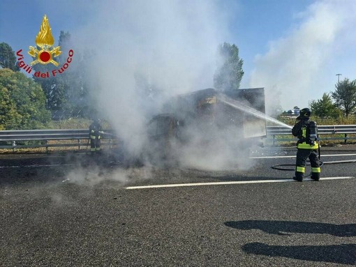 Dal Nord Ovest - Camion prende fuoco sull'A4