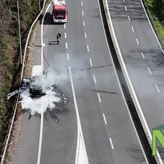 Incendio in Superstrada, furgoncino avvolto dalle fiamme vicino all’uscita di Chiavazza (servizio di Mauro Benedetti per newsbiella.it)