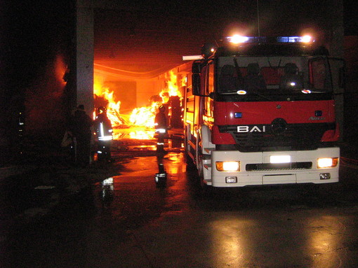 Roasio: A fuoco un deposito pieno di rifiuti abbandonati Roasio: A fuoco un deposito pieno di rifiuti abbandonati