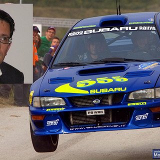 A sinistra Gabriele Bodo, organizzatore del Ronde Lana, a destra la Subaru WRC che fu di Colin McRae A sinistra Gabriele Bodo, organizzatore del Ronde Lana, a destra la Subaru WRC che fu di Colin McRae