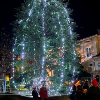 Festa a Valdengo: la scuola primaria accoglie Babbo Natale - Servizio di Mattia Baù per newsbiella.it