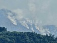 Incendio in alta Valsessera, le colonne si vedono anche dal Castello di Valdengo (foto di Angela Lobefaro per newsbiella.it)