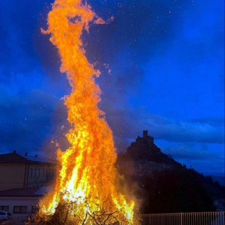 Burgos, falò di Sant’Antonio 2026, nello sfondo il castello giudicale del Goceano