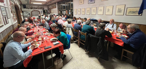 Nella fotografia: tavolata di partecipanti alla “Gran Favata” del Circolo Su Nuraghe Biella