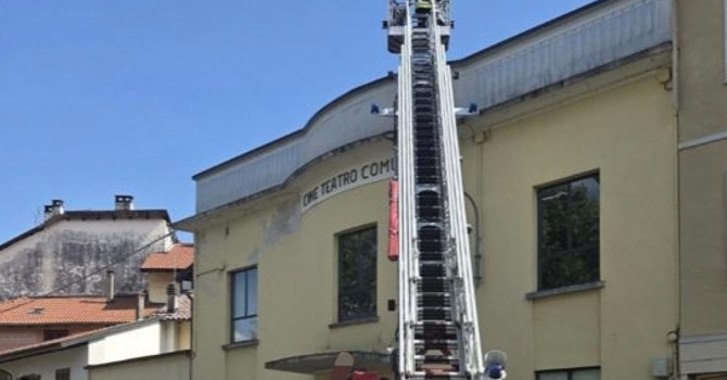 Maltempo, fulmine colpisce l’antenna del Cineteatro di Masserano