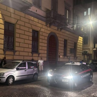 Biella, ragazza aggredita in strada: urla, pugni all’auto e l’arrivo dei Carabinieri