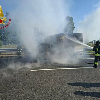 Dal Nord Ovest - Camion prende fuoco sull'A4