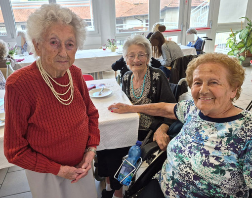 Festa della mamma alla RSA Oasi di Chiavazza tra musica, pranzo e festa per tutte le ospiti