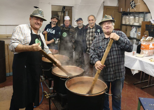 Pollici in alto per la Fagiolata Alpina di Brusnengo e Curino (foto dalla pagina Facebook di Gruppo Alpini Brusnengo Curino) Pollici in alto per la Fagiolata Alpina di Brusnengo e Curino (foto dalla pagina Facebook di Gruppo Alpini Brusnengo Curino)