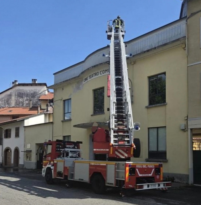 Maltempo, fulmine colpisce l’antenna del Cineteatro di Masserano Maltempo, fulmine colpisce l’antenna del Cineteatro di Masserano