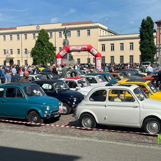 Sfilano le Fiat 500 per le vie di Biella: 110 gli iscritti al raduno
