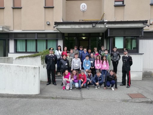 Studenti di Cerrione in visita alla caserma dei carabinieri di Salussola