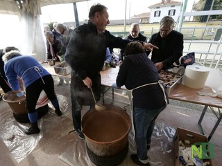 Gaglianico, via con la distribuzione della fagiolata! FOTO Davide Finatti per newsbiella.it