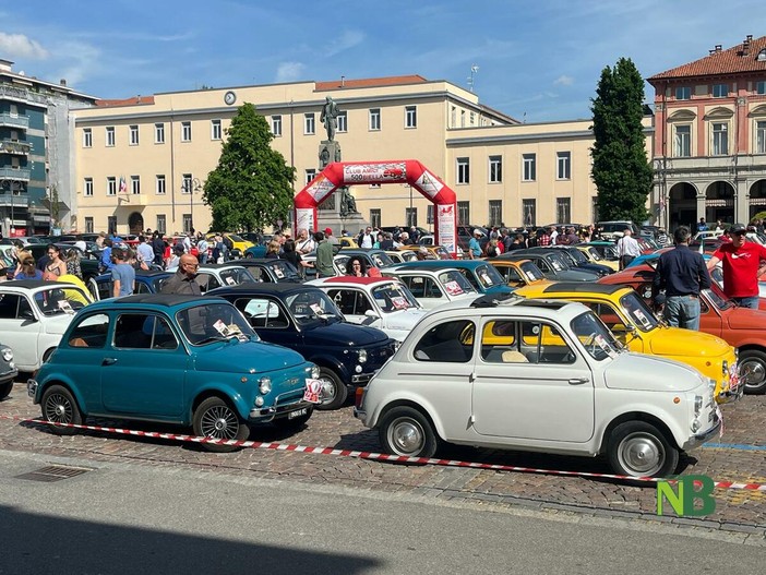 Sfilano le Fiat 500 per le vie di Biella: 110 gli iscritti al raduno - Servizio di Massimo Giacobbe