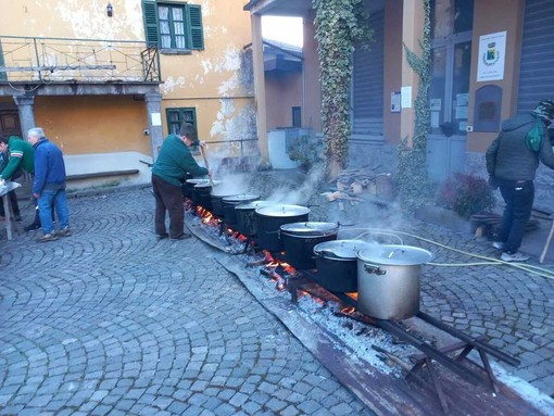 A Campiglia Cervo gli Alpini distribuiscono la tradizionale fagiolata FOTO