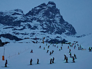 In più di 500 alla Fiaccolata per la vita per la ricerca sul cancro
