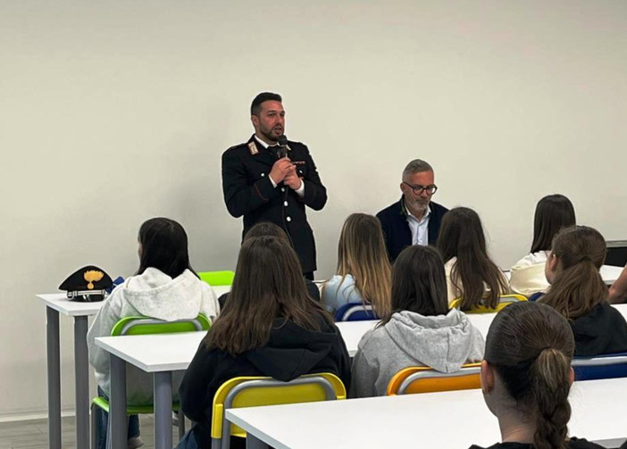 Carabinieri incontrano gli studenti di Vigliano Biellese, una mattinata dedicata alla cultura della legalità