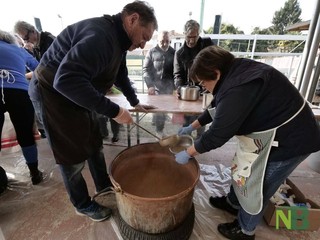 Gaglianico, via con la distribuzione della fagiolata! FOTO Davide Finatti per newsbiella.it