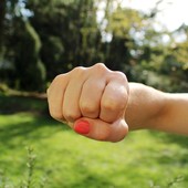 Lite al bar ad Andorno: donna colpisce un uomo con un pugno