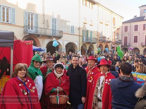 Folle Carnevale dei bambini al Piazzo, piazza Cisterna in festa FOTO - foto Baù per newsbiella.it