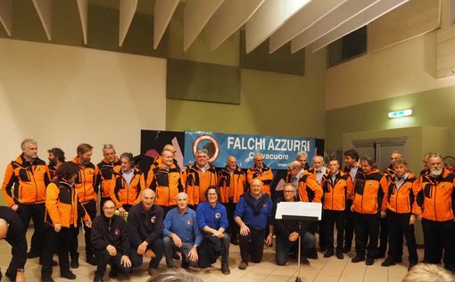 A Crevacuore la Fiaccolata di Natale tra canti e scambi degli auguri (foto di Falchi Azzurri)