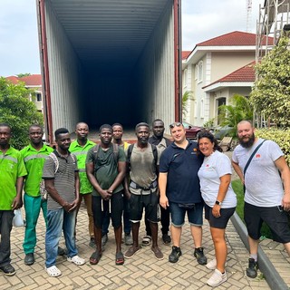 Biella, un container di mobili diretto in Ghana: F.lli Miglietti e la sfida internazionale