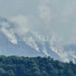 Incendio in alta Valsessera, le colonne si vedono anche dal Castello di Valdengo (foto di Angela Lobefaro per newsbiella.it) Incendio in alta Valsessera, le colonne si vedono anche dal Castello di Valdengo (foto di Angela Lobefaro per newsbiella.it)