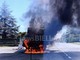 Masserano, furgone avvolto dalle fiamme: traffico rallentato all’uscita della Superstrada (foto di Mattia Baù per newsbiella.it)