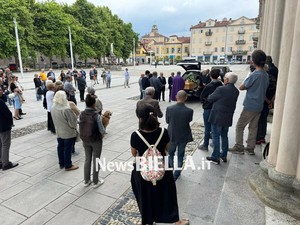 L’ultimo saluto di Biella a Peppo Sacchi, pioniere della televisione privata in Italia (foto di Davide Finatti per newsbiella.it) L’ultimo saluto di Biella a Peppo Sacchi, pioniere della televisione privata in Italia (foto di Davide Finatti per newsbiella.it)