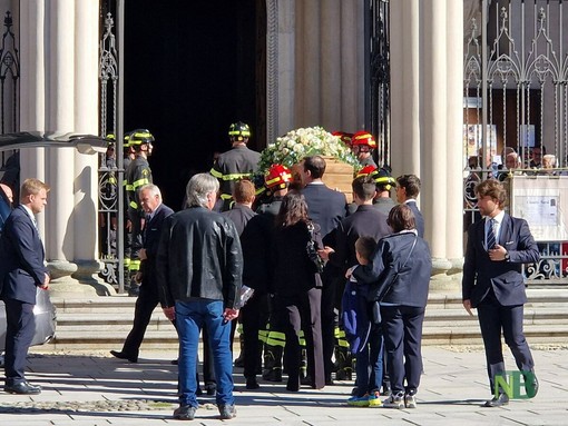 Biella, l’ultimo saluto in Duomo al Vigile del Fuoco Claudio Nardi