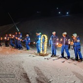 Luci e tradizioni sotto le stelle, a Bielmonte la fiaccolata dei maestri di sci incanta le famiglie (servizi di Mattia Baù e Mauro Benedetti per newsbiella.it)