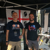 Nell’immagine, Fabio Serra, mastro birraio e maltatore, responsabile della produzione del Birrificio 4 Mori di Montevecchio, con Fabio Marrale a Biella, presso lo stand del birrificio durante “Bolle di Malto”. Nell’immagine, Fabio Serra, mastro birraio e maltatore, responsabile della produzione del Birrificio 4 Mori di Montevecchio, con Fabio Marrale a Biella, presso lo stand del birrificio durante “Bolle di Malto”.