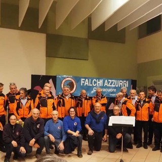 A Crevacuore la Fiaccolata di Natale tra canti e scambi degli auguri (foto di Falchi Azzurri)