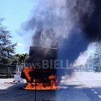 Masserano, furgone avvolto dalle fiamme: traffico rallentato all’uscita della Superstrada (foto di Mattia Baù per newsbiella.it) Masserano, furgone avvolto dalle fiamme: traffico rallentato all’uscita della Superstrada (foto di Mattia Baù per newsbiella.it)