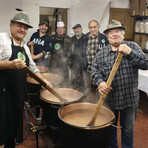 Pollici in alto per la Fagiolata Alpina di Brusnengo e Curino (foto dalla pagina Facebook di Gruppo Alpini Brusnengo Curino)