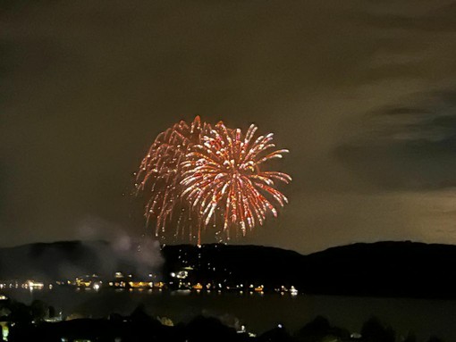 Proteste per i fuochi d’artificio sul Lago di Viverone, la lettera di un lettore: “Basta polemiche sterili” (foto di repertorio) Proteste per i fuochi d’artificio sul Lago di Viverone, la lettera di un lettore: “Basta polemiche sterili” (foto di repertorio)