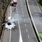Incendio in Superstrada, furgoncino avvolto dalle fiamme vicino all’uscita di Chiavazza (servizio di Mauro Benedetti per newsbiella.it)