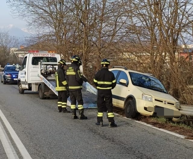 Cossato, auto finisce contro il guardrail